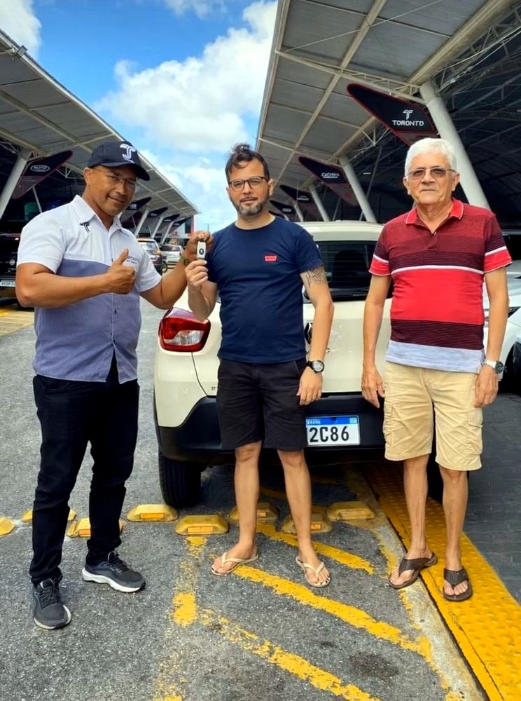 Cliente saindo com as chaves do carro na Toronto Multimarcas